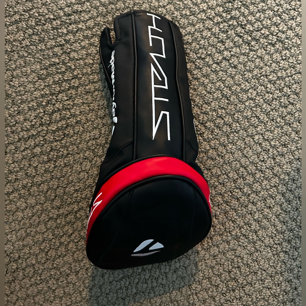 TaylorMade Stealth Black/Red Headcover